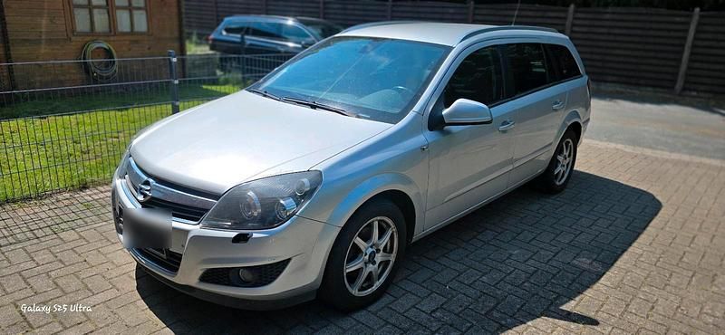 Silber Gebraucht 2010 Opel Astra Kombi | 600 € - Bild 1/4