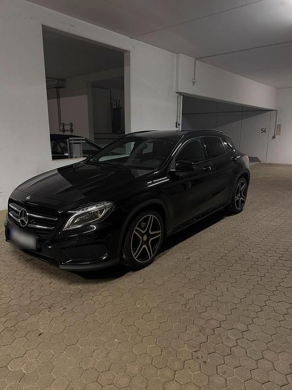 Gebraucht Mercedes GLA250 211 PS (155 kW) 2016 Schwarz SUV