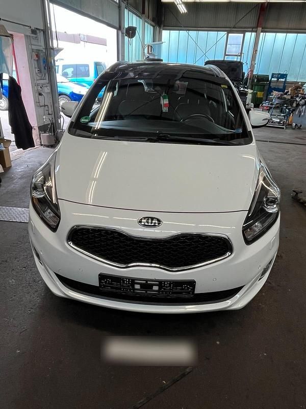 Weiß Gebraucht 2015 Kia Carens Van / Kleinbus | 16.999 € - Bild 1/4