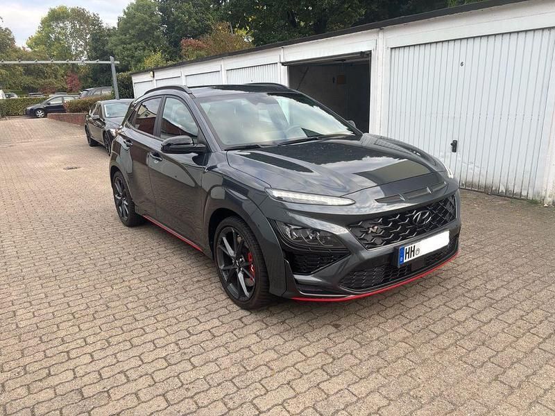 Grau Gebraucht 2022 Hyundai Kona SUV | 31.200 € (Teuer) - Bild 1/4
