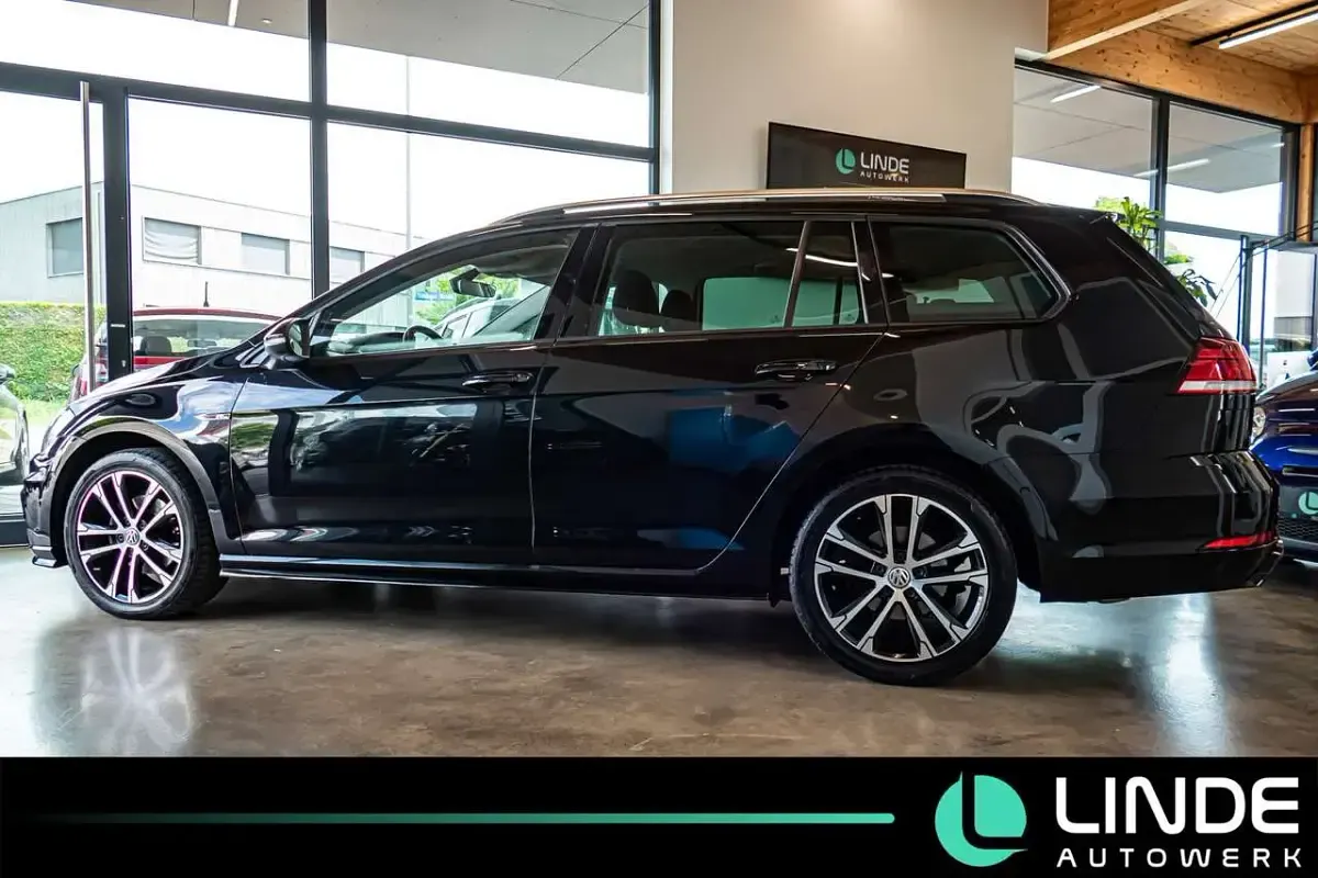 Gebraucht VW Golf VII R-line 150 PS (110 kW) 2020 Deep black perleffekt Kombi