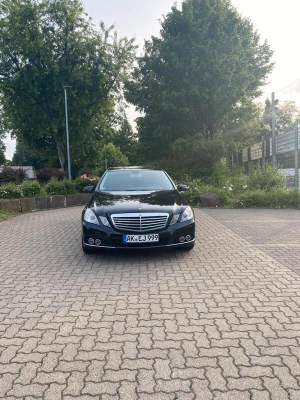 Schwarz Gebraucht 2011 Mercedes E250 Limousine | 8.999 € (Superpreis) - Bild 1/4