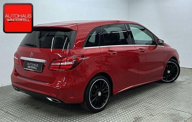 Gebraucht Mercedes B180 AMG line 122 PS (89 kW) 2017 Rot Van / Kleinbus