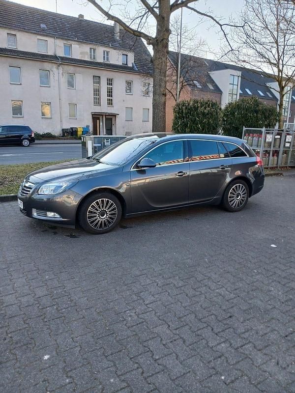 Grau Gebraucht 2010 Opel Insignia Design Edition Kombi | 5.400 € (Teuer) - Bild 1/4