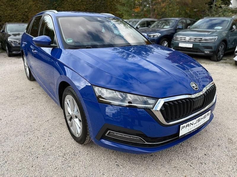 Modra energy/energy blue Gebraucht 2020 Skoda Octavia First Edition Kombi | 17.499 € (Guter Preis) - Bild 1/4