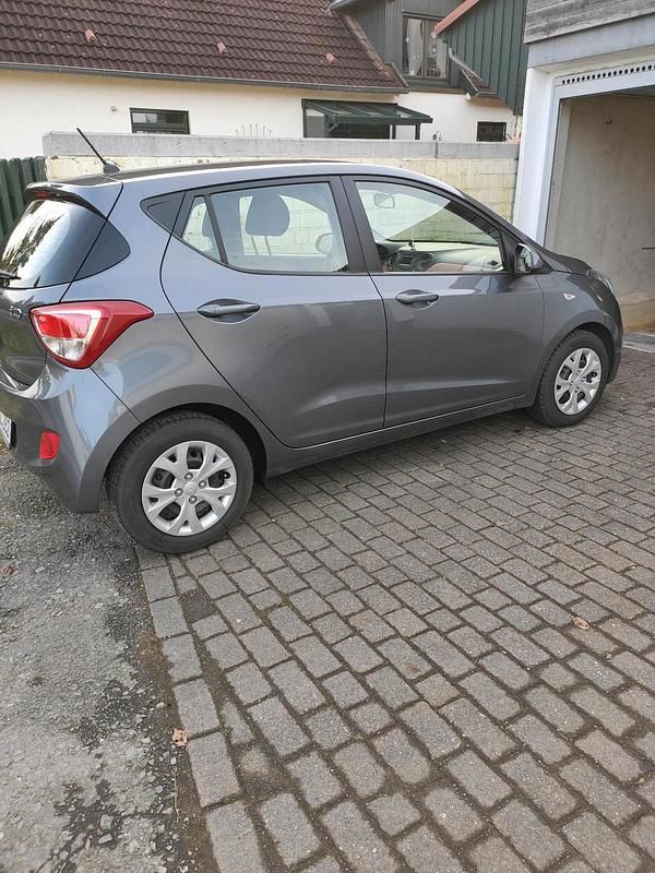 Gebraucht Hyundai i10 67 PS (49 kW) 2017 Grau Kleinwagen