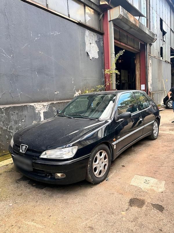Schwarz Gebraucht 1999 Peugeot 306 Kleinwagen | 500 € - Bild 1/4