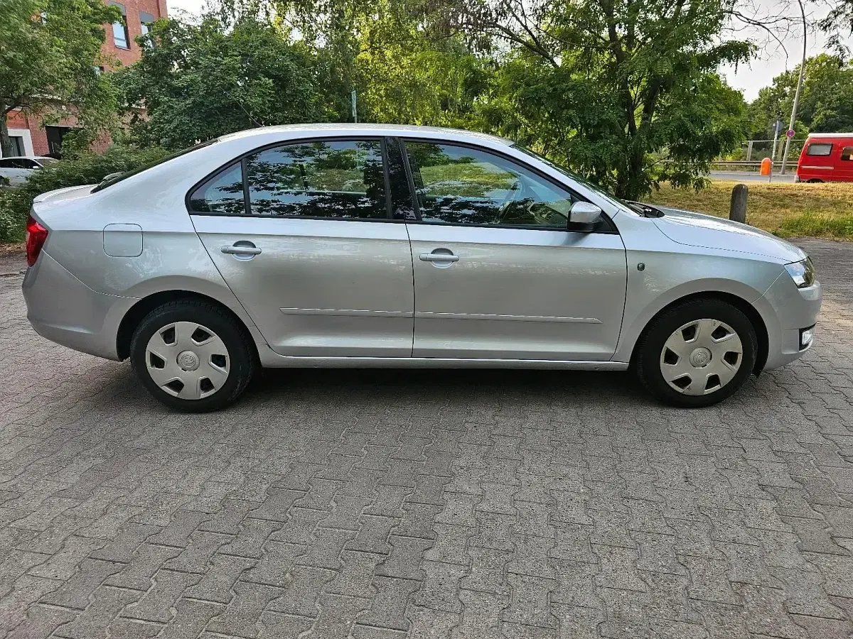 Gebraucht Skoda Rapid Ambition 122 PS (89 kW) 2013 Silber Kleinwagen