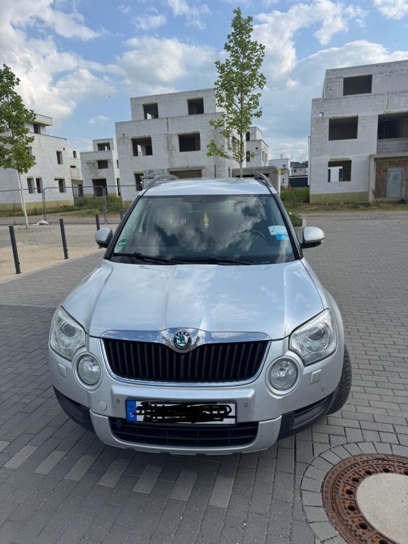 Silber Gebraucht 2011 Skoda Yeti Experience SUV | 4.900 € (Superpreis) - Bild 1/4