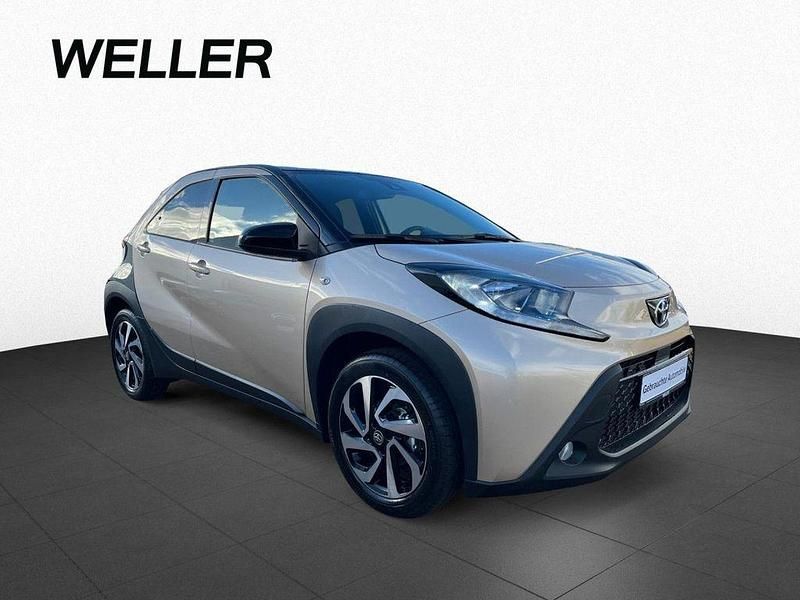Neu Toyota Aygo X 72 PS (52 kW) 2025 Gold SUV
