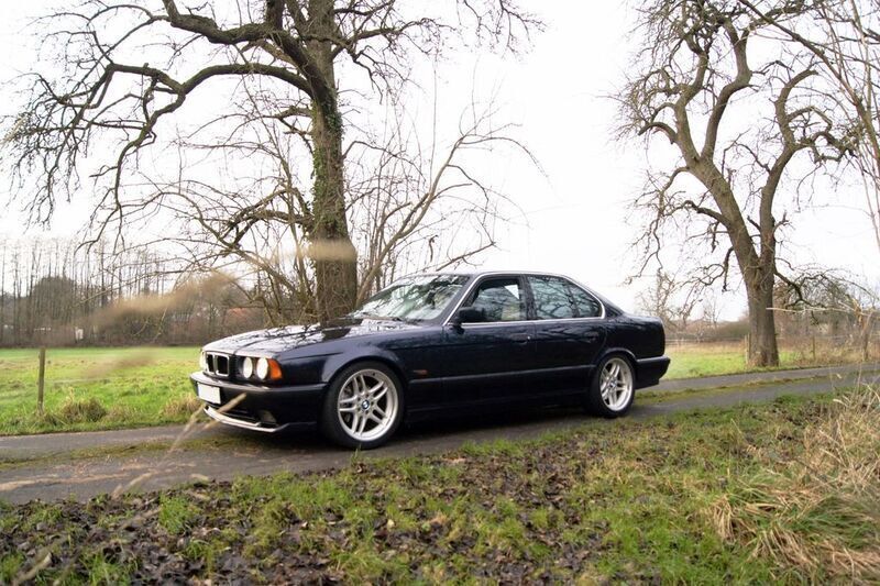 Blau Gebraucht 1994 BMW 525 Executive Limousine | 12.000 € - Bild 1/4
