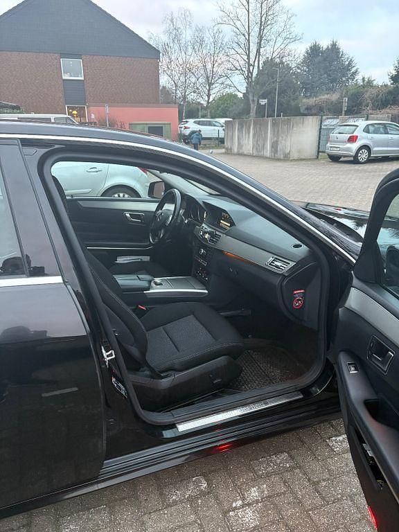 Gebraucht Mercedes E220 Elegance 170 PS (125 kW) 2013 Schwarz Limousine