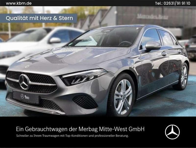 Mountaingrau Gebraucht 2024 Mercedes A200 Progressive Limousine | 32.480 € (Etwas zu teuer) - Bild 1/4