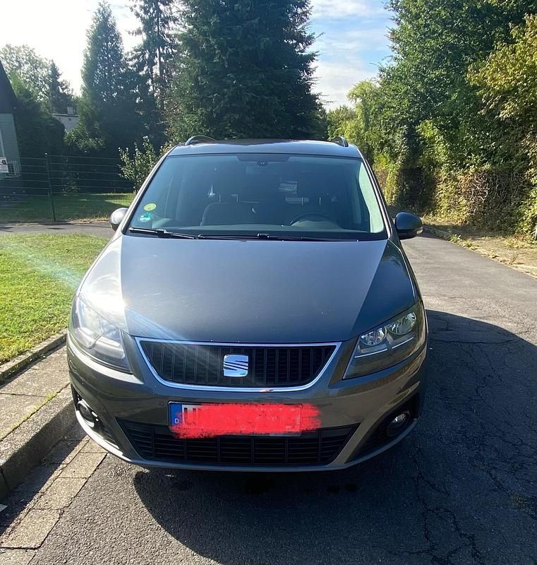 Grau Gebraucht 2012 Seat Alhambra Style Van / Kleinbus | 8.950 € (Fairer Preis) - Bild 1/4