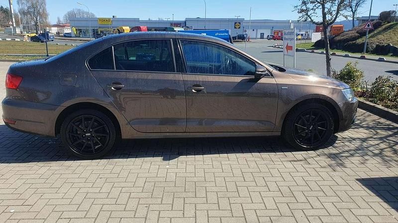 Second-hand VW Jetta Match 122 CP (89 kW) 2012 Maro Berlinǎ
