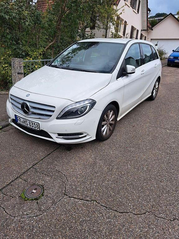Weiß Gebraucht 2014 Mercedes B220 Van / Kleinbus | 8.750 € (Superpreis) - Bild 1/4