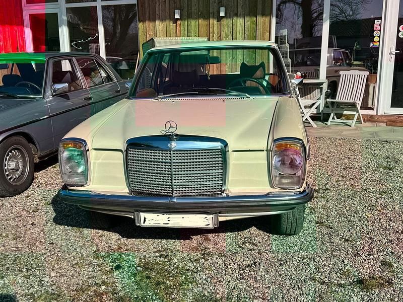 Gebraucht Mercedes W115 105 PS (77 kW) 1973 Beige Limousine