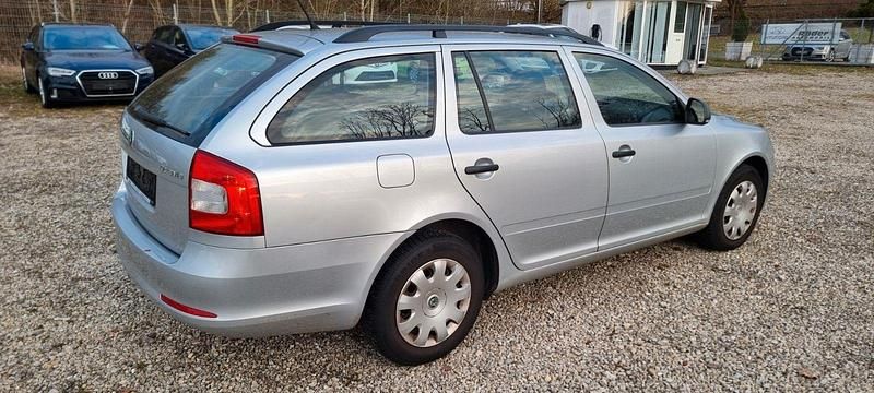 Gebraucht Skoda Octavia Ambiente 122 PS (89 kW) 2011 Grau Kombi