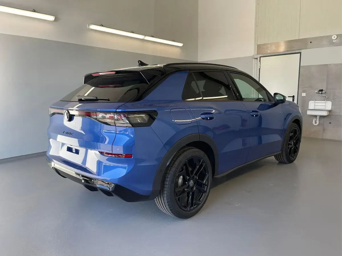 Neu VW T-Roc R-line 150 PS (110 kW) 2026 [7xa1] celestial blue metallic / dach schwarz SUV