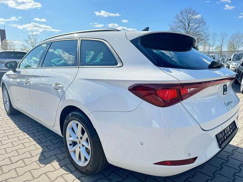 Używany Seat Leon Style 150 KM (110 kW) 2022 Biały Sedan/Limuzyna