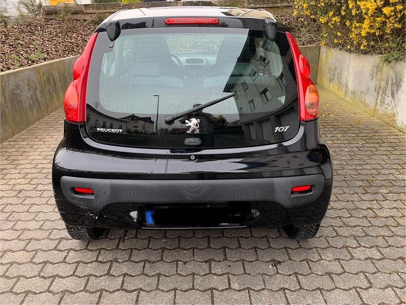 Gebraucht Peugeot 107 68 PS (50 kW) 2011 Schwarz Kleinwagen