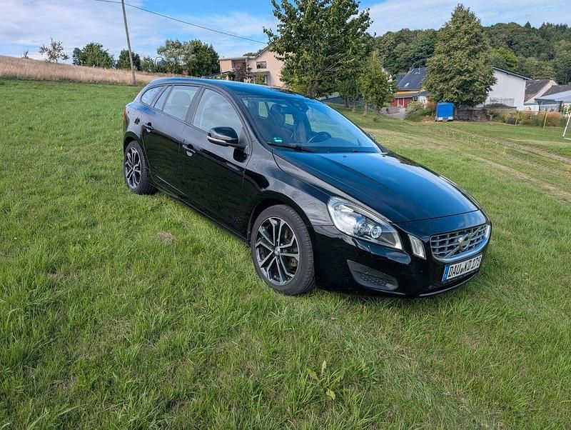 Schwarz Gebraucht 2011 Volvo V60 Kinetic Kombi | 11.300 € (Fairer Preis) - Bild 1/4