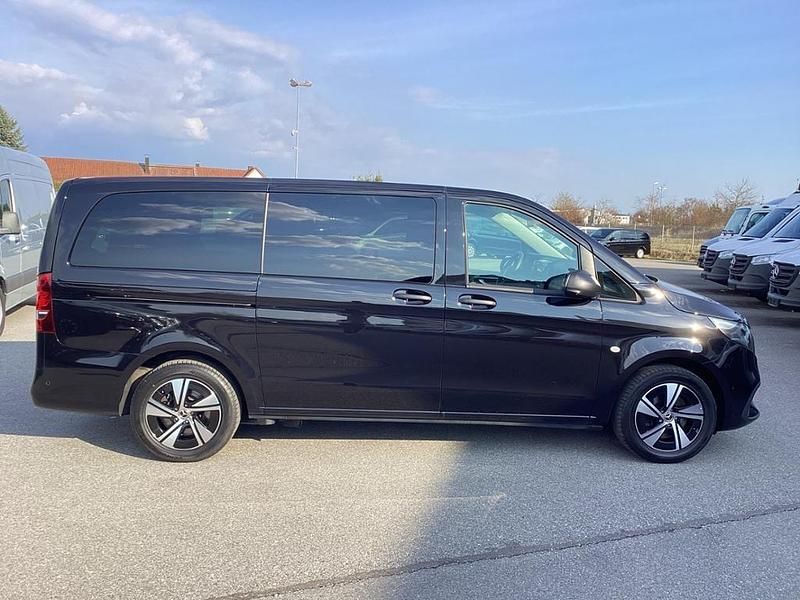 Gebraucht Mercedes Vito 163 PS (119 kW) 2024 Obsidianschwarz metallic Van