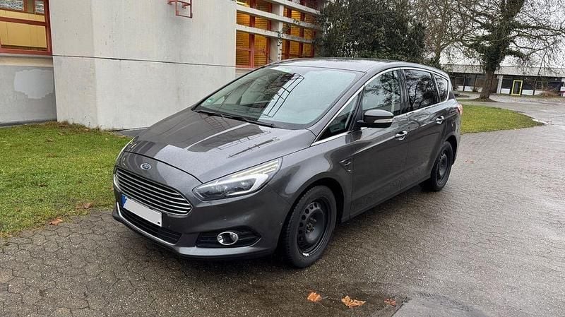 Gebraucht Ford S-MAX Titanium 190 PS (139 kW) 2018 Grau Van / Kleinbus