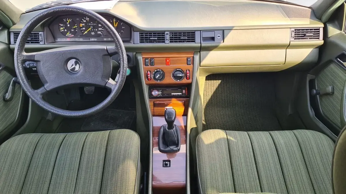 Używany Mercedes E200 109 KM (80 kW) 1986 Zielony Sedan/Limuzyna