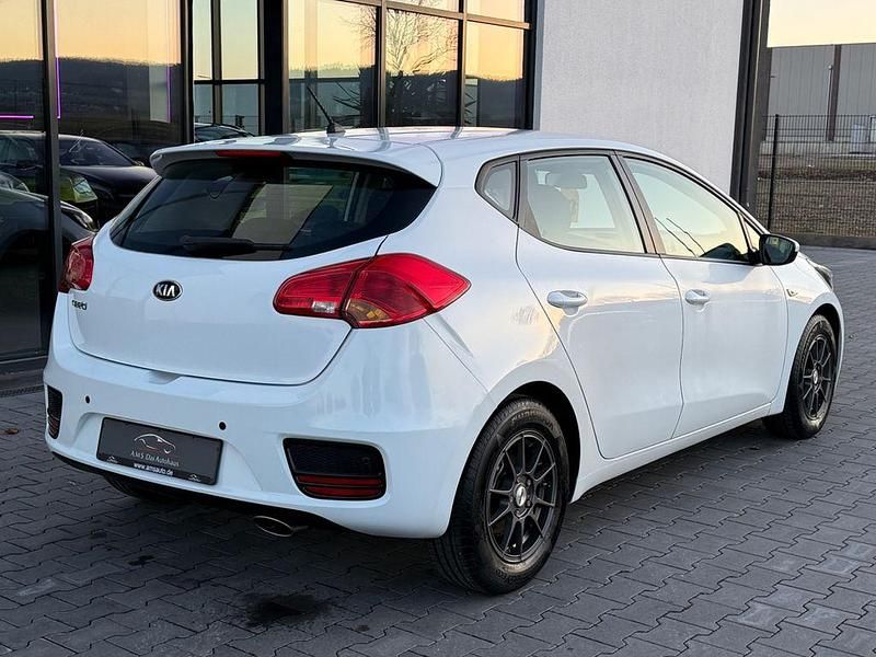 Gebraucht Kia Ceed 101 PS (74 kW) 2015 Weiß Kleinwagen
