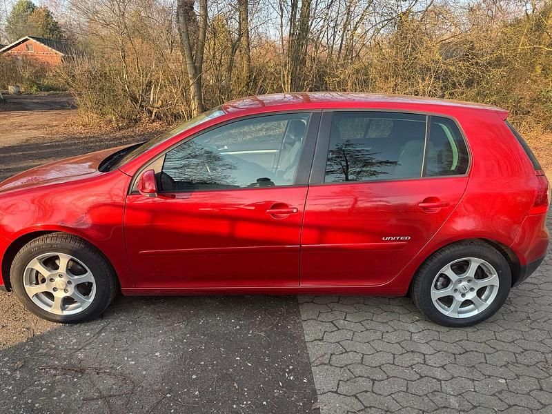 Gebraucht VW Golf VI 105 PS (77 kW) 2009 Rot Kleinwagen