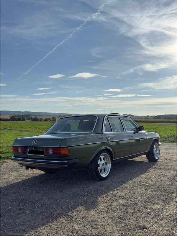 Grün Gebraucht 1983 Mercedes 200 Limousine | 22.500 € - Bild 1/4