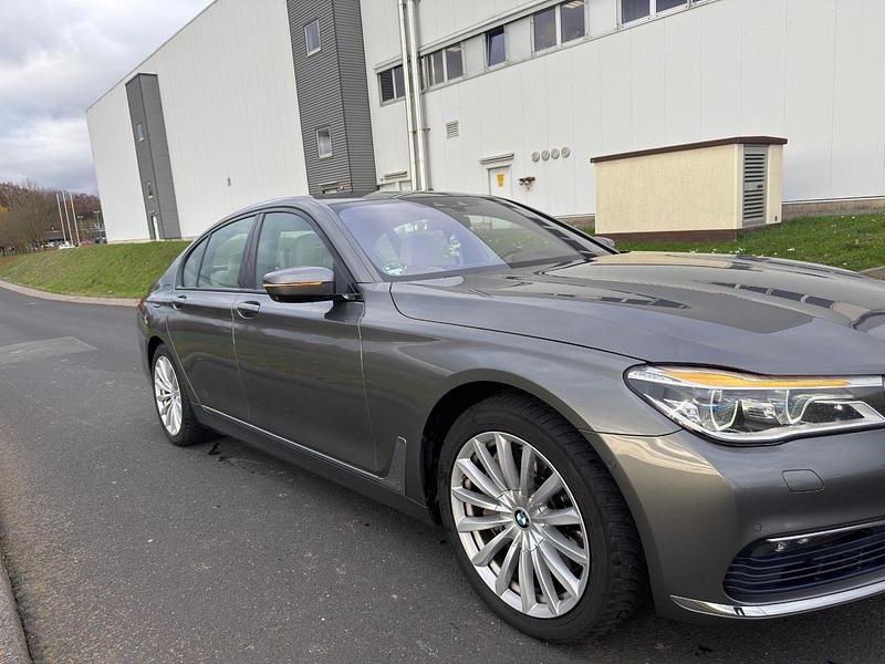 Gebraucht BMW 750 Sport Line 449 PS (330 kW) 2016 Grau Limousine