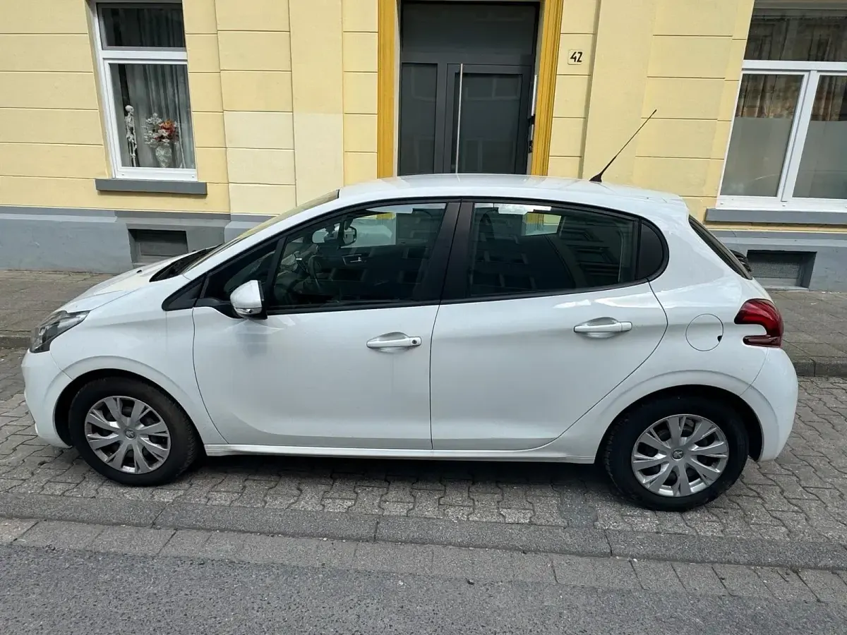 Gebraucht Peugeot 208 Active 68 PS (50 kW) 2016 Weiß Kleinwagen