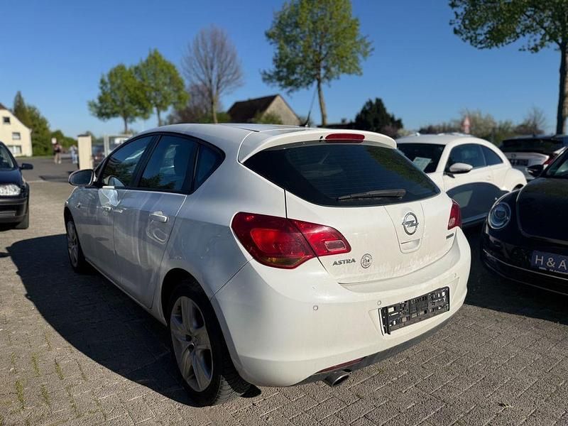 Gebraucht Opel Astra Edition 140 PS (102 kW) 2013 Weiß Limousine