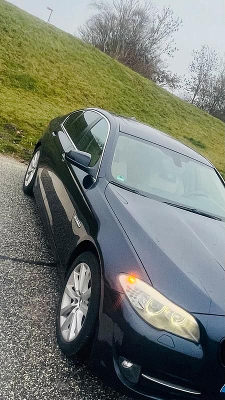 Blau Gebraucht 2012 BMW 520 Limousine | 5.900 € (Superpreis) - Bild 1/4