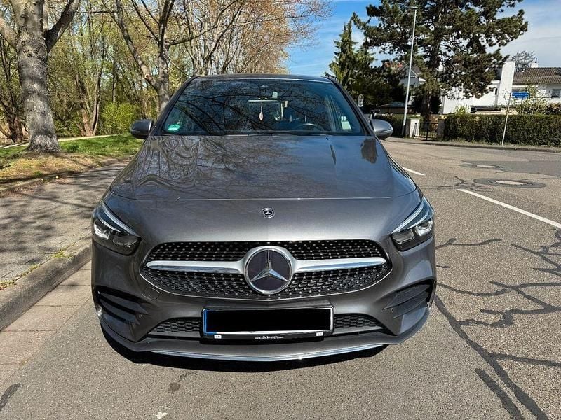 Gebraucht Mercedes B200 AMG line 150 PS (110 kW) 2020 Grau Van / Kleinbus