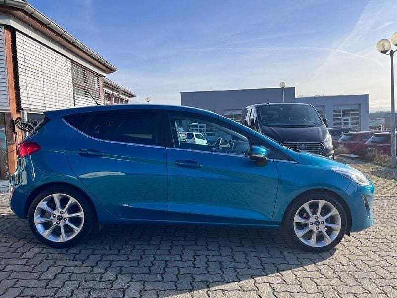 Używany Ford Fiesta Titanium 101 KM (74 kW) 2017 Niebieski Sedan/Limuzyna
