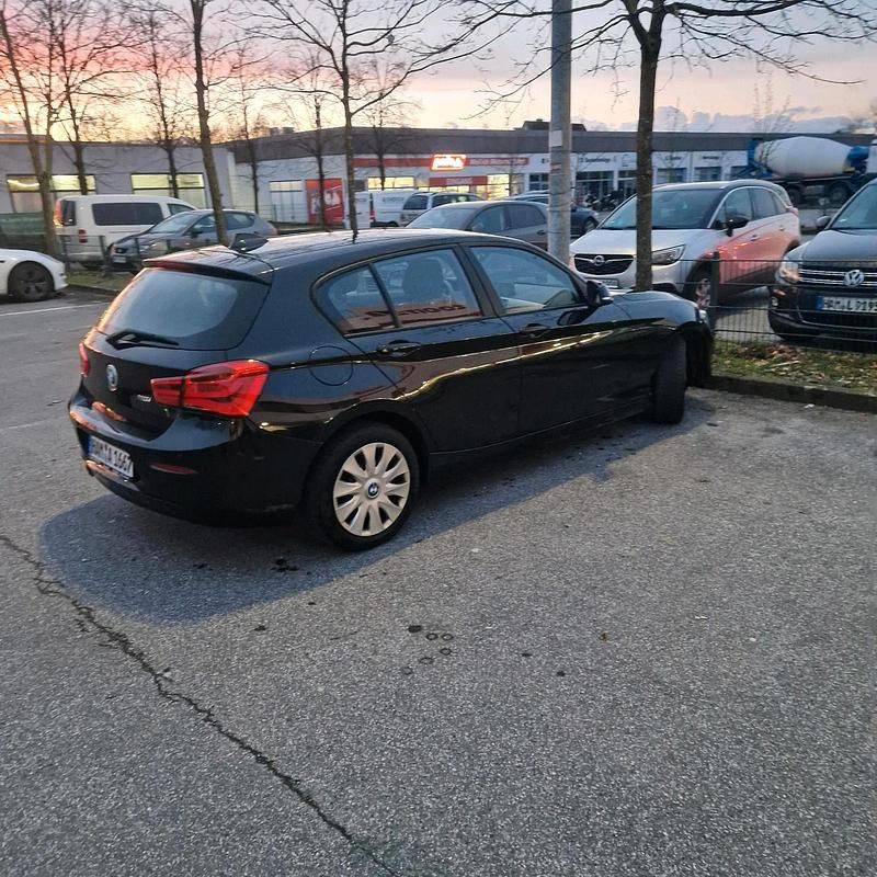 Schwarz Gebraucht 2018 BMW 118 Kleinwagen | 12.200 € (Superpreis) - Bild 1/4