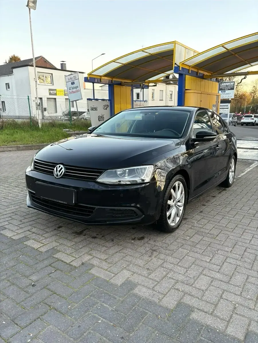 Gebraucht VW Jetta 105 PS (77 kW) 2011 Schwarz Limousine