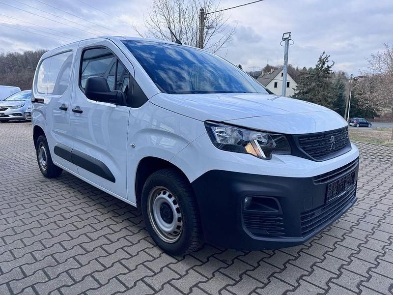 Gebraucht Peugeot Partner 131 PS (96 kW) 2021 Weiß Van / Kleinbus