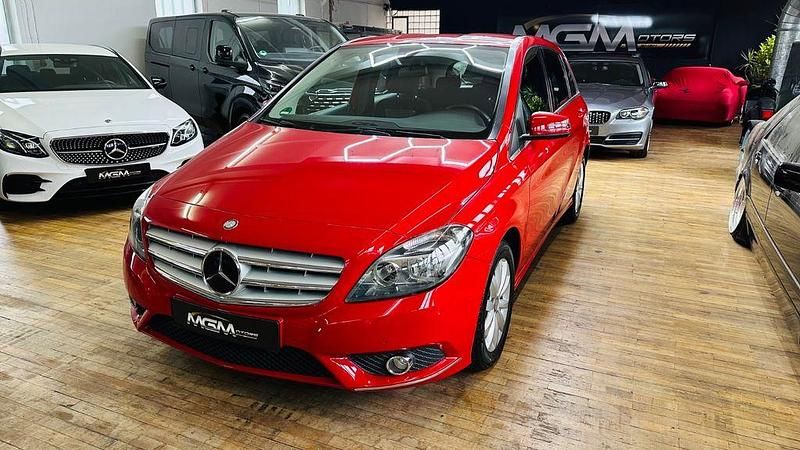 Rot Gebraucht 2014 Mercedes B200 Van / Kleinbus | 11.699 € (Fairer Preis) - Bild 1/4
