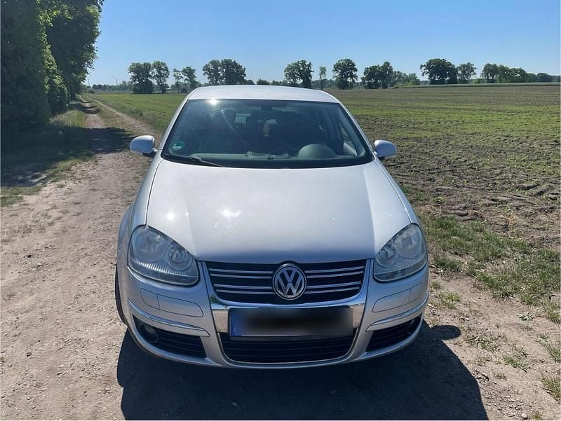 Silber Gebraucht 2009 VW Jetta Limousine | 2.299 € (Superpreis) - Bild 1/4