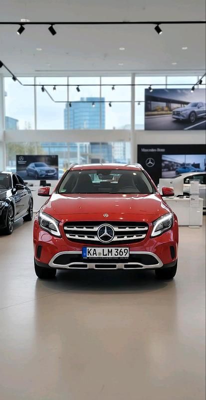 Rot Gebraucht 2019 Mercedes GLA180 SUV | 19.800 € - Bild 1/4