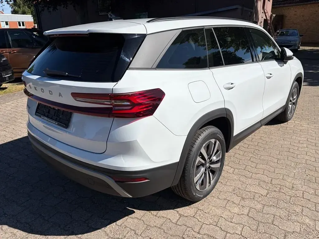 Neu Skoda Kodiaq Selection 150 PS (110 kW) 2025 Moon white metallic SUV