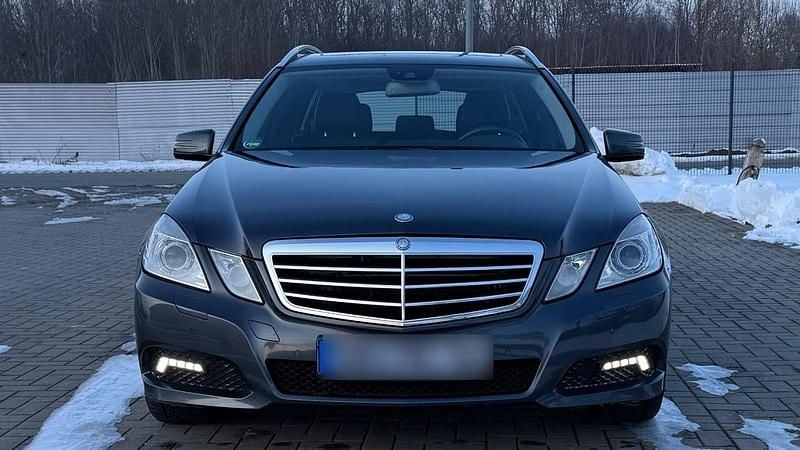 Grau Gebraucht 2010 Mercedes E350 Avantgarde Kombi | 8.999 € (Superpreis) - Bild 1/4