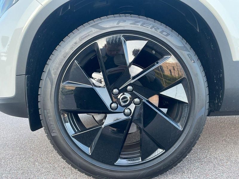 Neu Volvo XC40 Plus 163 PS (119 kW) 2025 Crystal weiß perleffekt SUV