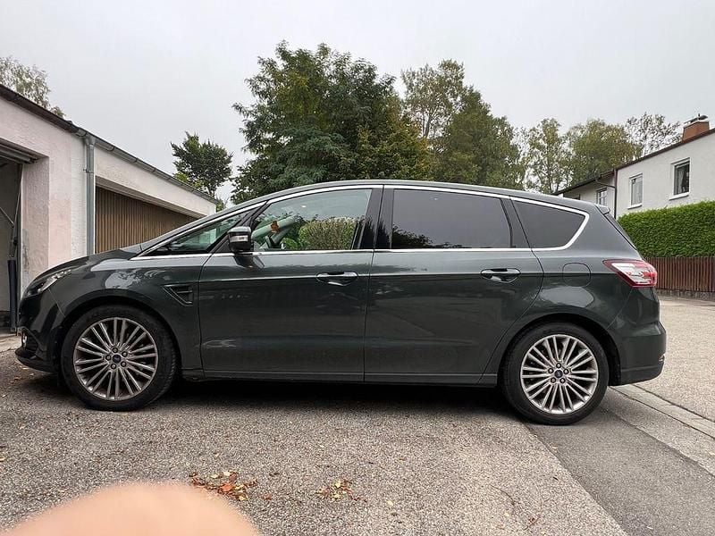 Grün Gebraucht 2016 Ford S-MAX Titanium Van / Kleinbus | 22.999 € (Teuer) - Bild 1/4