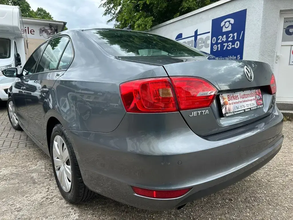 Gebraucht VW Jetta 105 PS (77 kW) 2011 Grau Limousine