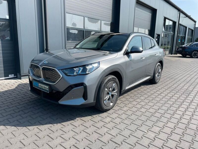Grau Gebraucht 2024 BMW iX2 Sport Line SUV | 44.980 € (Fairer Preis) - Bild 1/3
